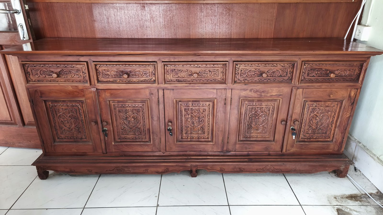 Lemari kayu panjang ukir 5 pintu dan laci